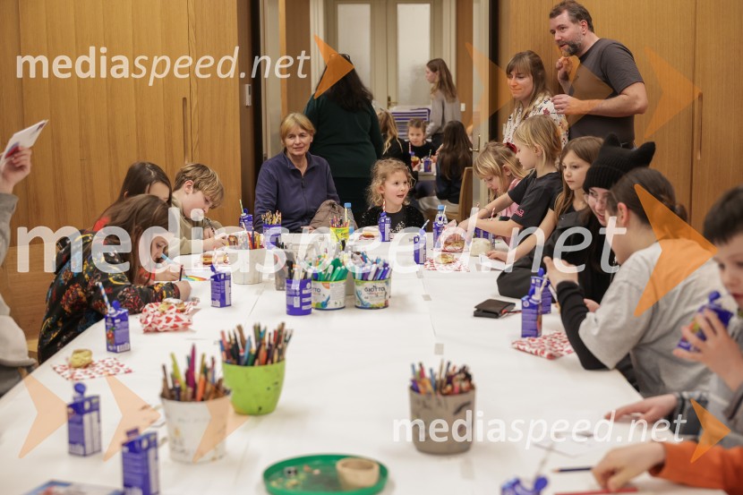 V Art centru predstavili novo poštno znamko iz serije Ljubezen ter odprli razstavo mladih ustvarjalcev