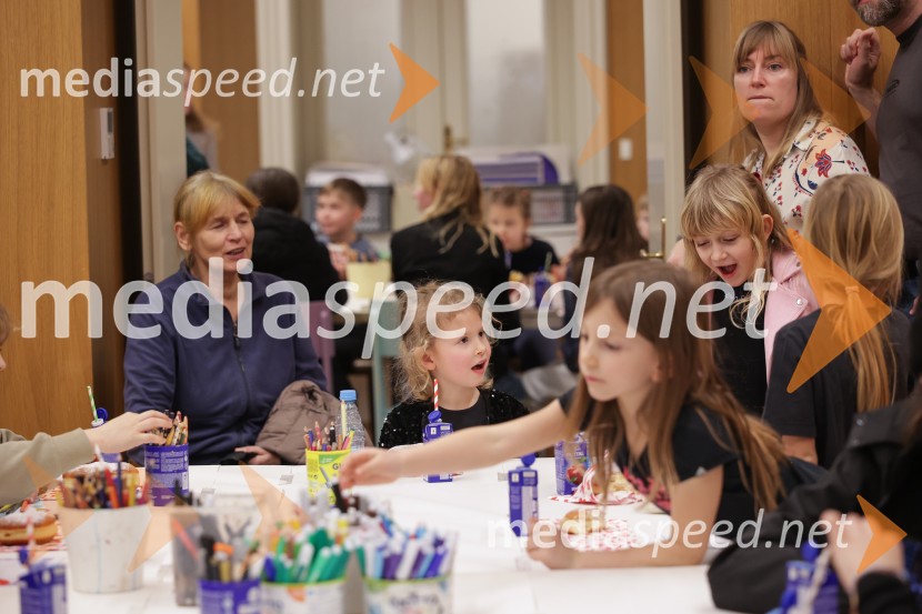 V Art centru predstavili novo poštno znamko iz serije Ljubezen ter odprli razstavo mladih ustvarjalcev