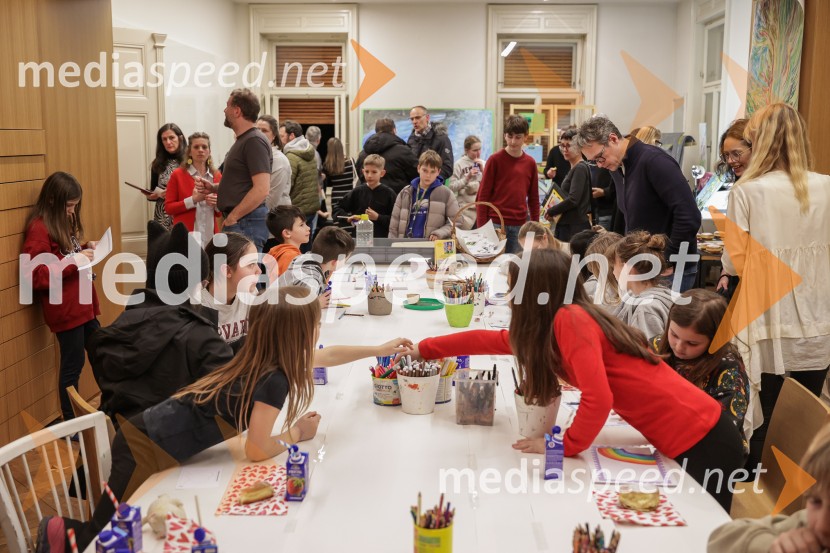V Art centru predstavili novo poštno znamko iz serije Ljubezen ter odprli razstavo mladih ustvarjalcev