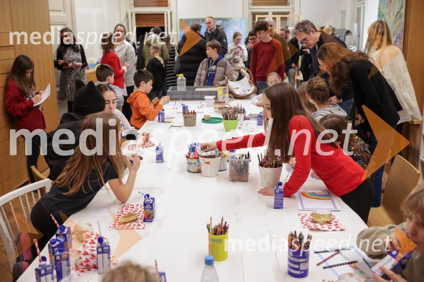 V Art centru predstavili novo poštno znamko iz serije Ljubezen ter odprli razstavo mladih ustvarjalcev