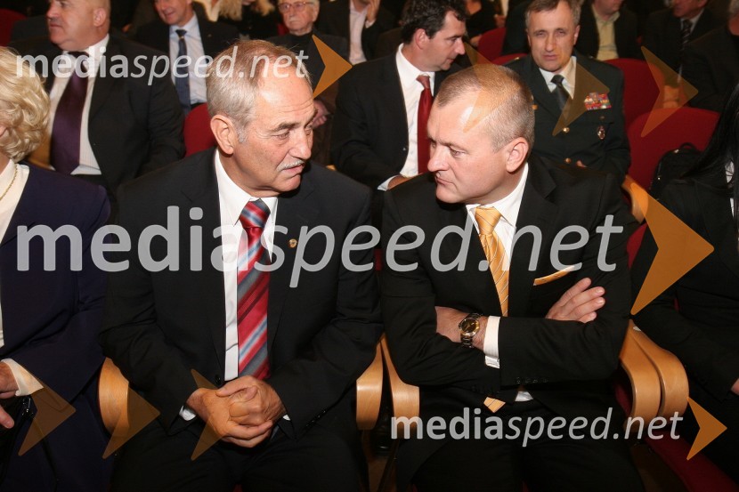 Rudi Moge, nekdanji poslanec DZ in predsednik sveta SNG Maribor ter prejemnik priznanja častni občan in Franc Kangler, župan Mestne občine MariborPodelitev priznanj Mestne občine Maribor za leto 2009 in razglasitev častnega občana