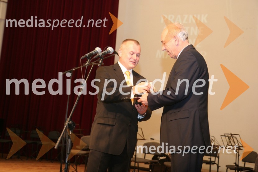 Franc Kangler, župan Mestne občine Maribor in Janez Ujčič, generalni direktor RTS in mestni svetnik MOMPodelitev priznanj Mestne občine Maribor za leto 2009 in razglasitev častnega občana