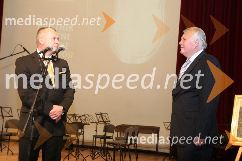 Franc Kangler, župan Mestne občine Maribor in prim. prof. dr. Erih Tetičkovič, predsednik Društva za varstvo in proti mučenju živali MariborPodelitev priznanj Mestne občine Maribor za leto 2009 in razglasitev častnega občana