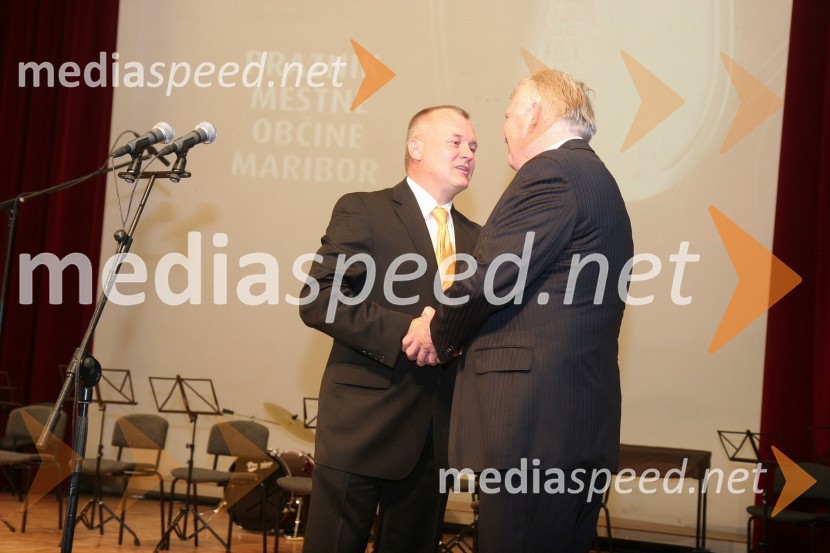 Franc Kangler, župan Mestne občine Maribor in prim. prof. dr. Erih Tetičkovič, predsednik Društva za varstvo in proti mučenju živali MariborPodelitev priznanj Mestne občine Maribor za leto 2009 in razglasitev častnega občana