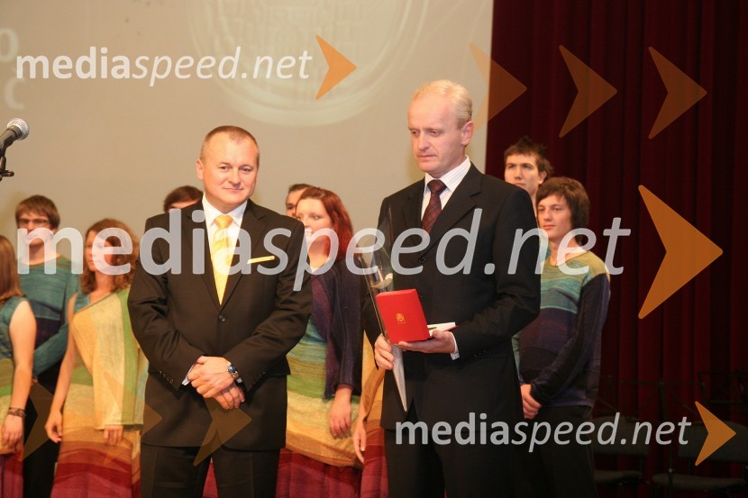 Franc Kangler, župan Mestne občine Maribor in Danilo Burnač, direktor podjetja Mariborski Vodovod ter prejemnik mestnega pečatnikaPodelitev priznanj Mestne občine Maribor za leto 2009 in razglasitev častnega občana