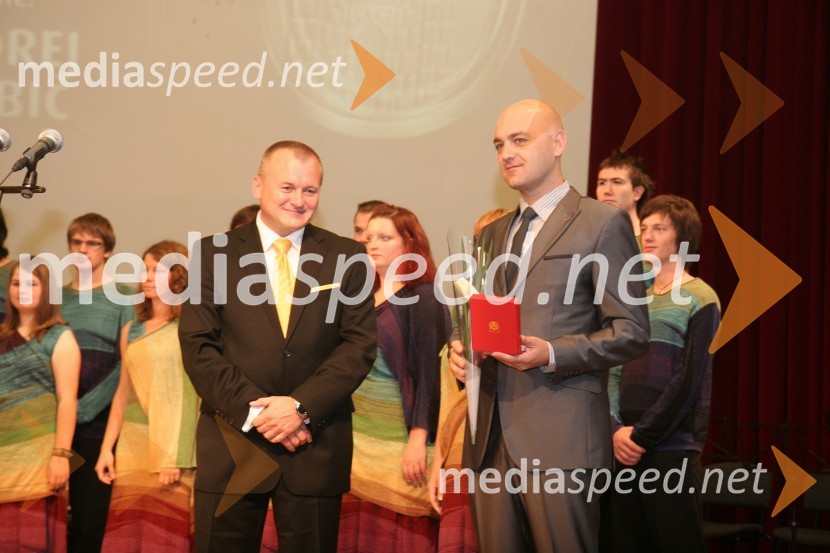 Franc Kangler, župan Mestne občine Maribor in Andrej Kajbič, prejemnik mestnega pečatnikaPodelitev priznanj Mestne občine Maribor za leto 2009 in razglasitev častnega občana