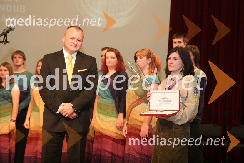 Franc Kangler, župan Mestne občine Maribor in Jasmina Hrnec, Društvo tabornikov rod XI. SNOUB Miloša Zidanška in prejemniki mestnega pečataPodelitev priznanj Mestne občine Maribor za leto 2009 in razglasitev častnega občana