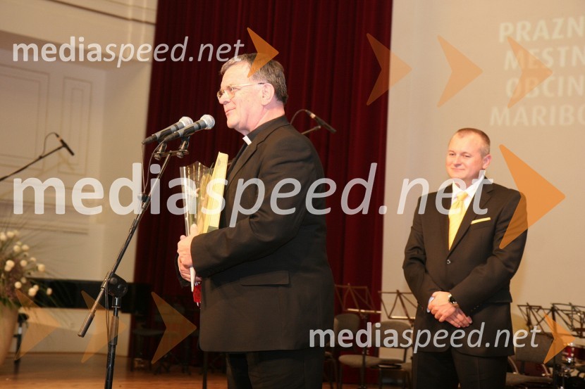 Dr. Stanislav Lipovšek, stolni župnik, predstavnik Nadškofije Maribor, prejemniki listine mesta MariborPodelitev priznanj Mestne občine Maribor za leto 2009 in razglasitev častnega občana