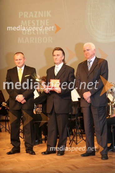 Franc Kangler, župan Mestne občine Maribor, Valter Pristovnik, predsednik športnega društva Invalid Maribor in ŽNTK Finea Maribor ter prejemnik bronastega grba mesta Maribor in Karl Midlil, predsednik Komisije mestnega sveta Mestne občine Maribor za priznanje in nagradePodelitev priznanj Mestne občine Maribor za leto 2009 in razglasitev častnega občana