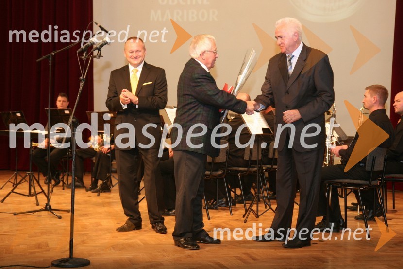 Franc Kangler, župan Mestne občine Maribor, prim. prof. dr. Elko Borko, zdravnik ter prejemnik srebrnega grba mesta Maribor in Karl Midlil, predsednik Komisije mestnega sveta Mestne občine Maribor za priznanje in nagradePodelitev priznanj Mestne občine Maribor za leto 2009 in razglasitev častnega občana