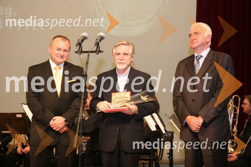 Franc Kangler, župan Mestne občine Maribor, mag. Franci Pivec, predsednik Zveze kulturnih društev Maribor in svetovalec direktorja na Inštitutu informacijskih znanosti Maribor ter prejemnik zlatega grba mesta Maribor in Karl Midlil, predsednik Komisije mestnega sveta Mestne občine Maribor za priznanje in nagradePodelitev priznanj Mestne občine Maribor za leto 2009 in razglasitev častnega občana