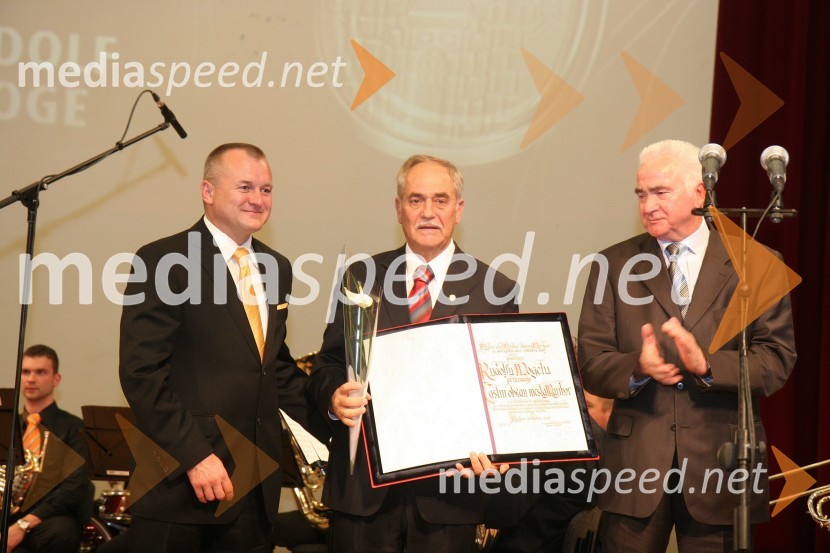 Franc Kangler, župan Mestne občine Maribor, Rudi Moge, nekdanji poslanec DZ in predsednik sveta SNG Maribor ter prejemnik priznanja častni občan in Karl Midlil, predsednik Komisije mestnega sveta Mestne občine Maribor za priznanje in nagradePodelitev priznanj Mestne občine Maribor za leto 2009 in razglasitev častnega občana