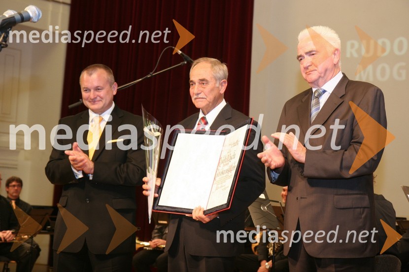 Franc Kangler, župan Mestne občine Maribor, Rudi Moge, nekdanji poslanec DZ in predsednik sveta SNG Maribor ter prejemnik priznanja častni občan in Karl Midlil, predsednik Komisije mestnega sveta Mestne občine Maribor za priznanje in nagradePodelitev priznanj Mestne občine Maribor za leto 2009 in razglasitev častnega občana