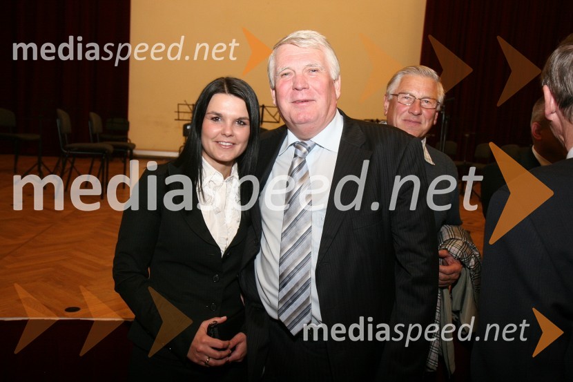 Tanja Kangler, soproga Franca Kanglerja in Karl Midlil, predsednik Komisije mestnega sveta Mestne občine Maribor za priznanje in nagrade  	 
	Podelitev priznanj Mestne občine Maribor za leto 2009 in razglasitev častnega občana