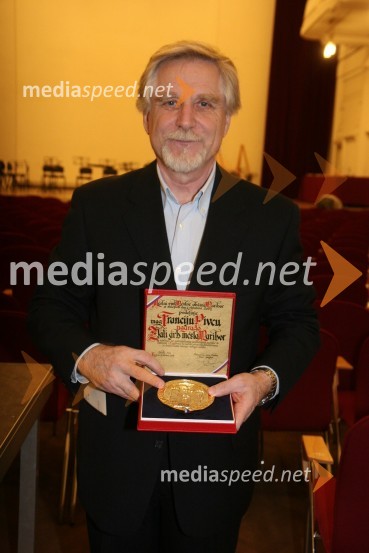 Mag. Franci Pivec, predsednik Zveze kulturnih društev Maribor in svetovalec direktorja na Inštitutu informacijskih znanosti Maribor ter prejemnik zlatega grba mesta MariborPodelitev priznanj Mestne občine Maribor za leto 2009 in razglasitev častnega občana