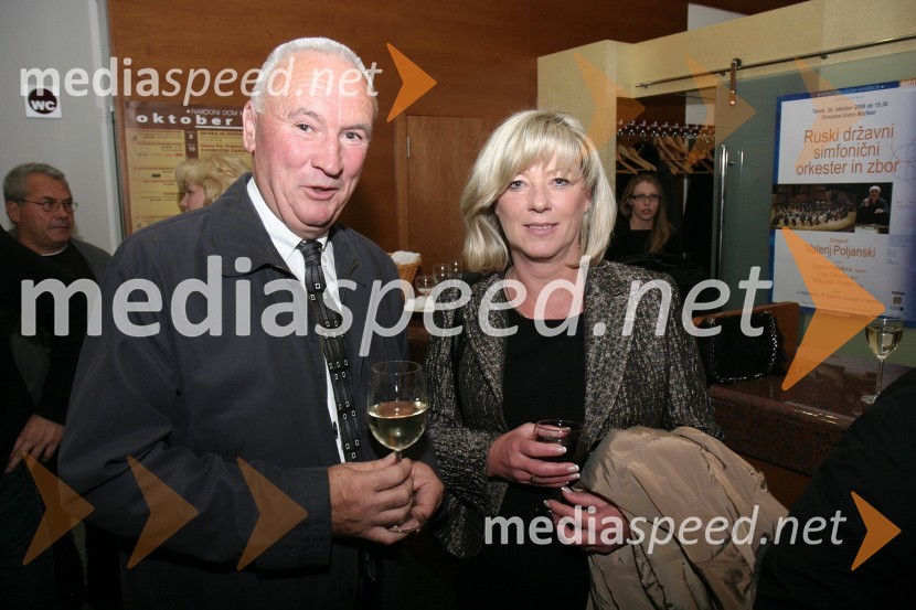 Stanislav Kozar, Občinska turistična zveza Maribor in Tatjana Mileta, direktorica GIZ-a in mestna svetnica MOM-aPodelitev priznanj Mestne občine Maribor za leto 2009 in razglasitev častnega občana