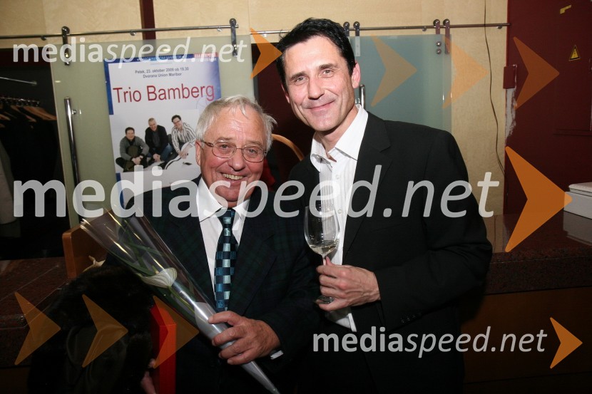 Prim. prof. dr. Elko Borko, zdravnik ter prejemnik srebrnega grba mesta Maribor in Stojan Auer, mestni svetnik MOMPodelitev priznanj Mestne občine Maribor za leto 2009 in razglasitev častnega občana