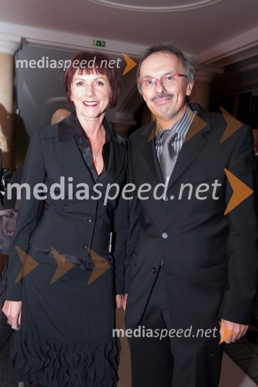 Slavka Pajk, stilistka in njen spremljevalec Miha BerdajsFemme Fatale 2009