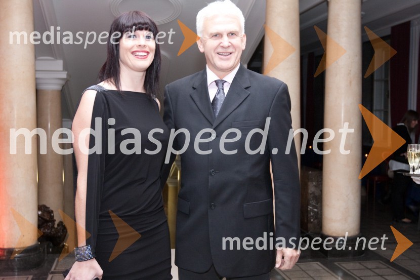 Andrej Šifrer, pevec s spremljevalkoFemme Fatale 2009