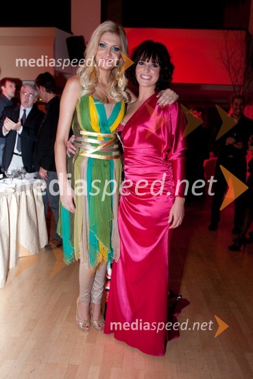 Manca Špik, pevka in Ana Dolinar, igralkaFemme Fatale 2009