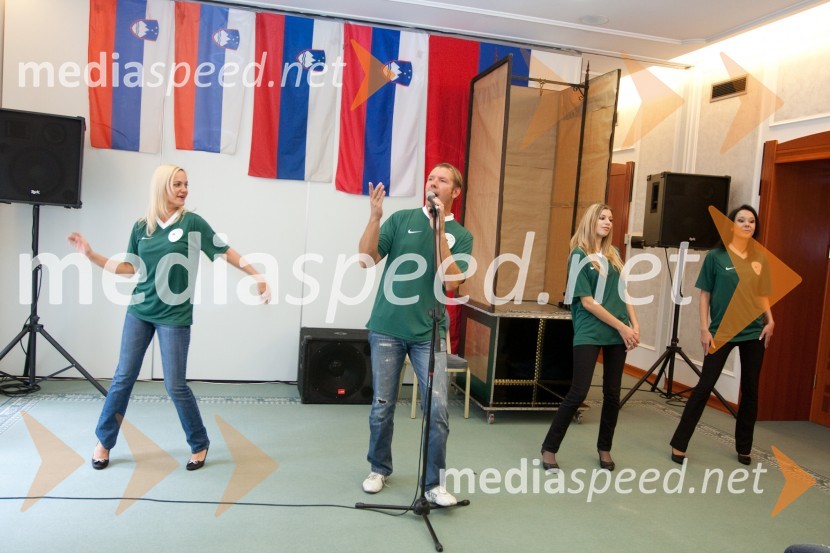 Gianni Rijavec, pevec s plesalkamiV meni bije slovensko srce, promocija pesmi Giannija Rijavca