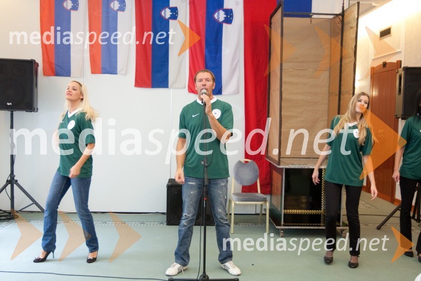 Gianni Rijavec, pevec s plesalkamiV meni bije slovensko srce, promocija pesmi Giannija Rijavca