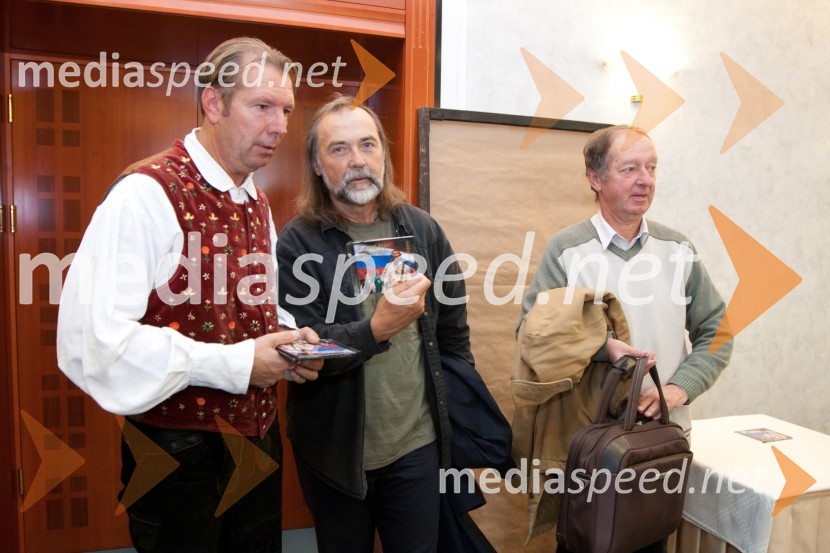 	Gianni Rijavec, pevec, Dragan Bulič, glasbeni urednik na Valu 202 in Andrej Lenič, nekdanji glasbeni urednik na radiu SlovenijaV meni bije slovensko srce, promocija pesmi Giannija Rijavca