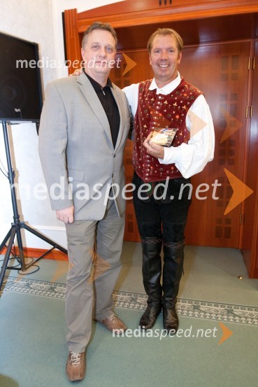 Igor Pirkovič, avtor glasbe in Gianni Rijavec, pevecV meni bije slovensko srce, promocija pesmi Giannija Rijavca