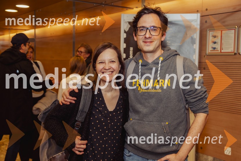 SREČKONSTRIPredstava je res čuden naslov za predstavo