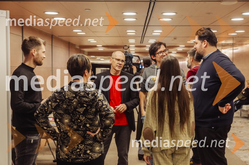 SREČKONSTRIPredstava je res čuden naslov za predstavo