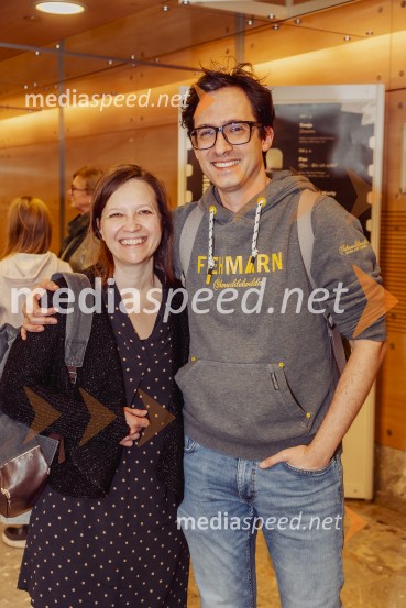 SREČKONSTRIPredstava je res čuden naslov za predstavo