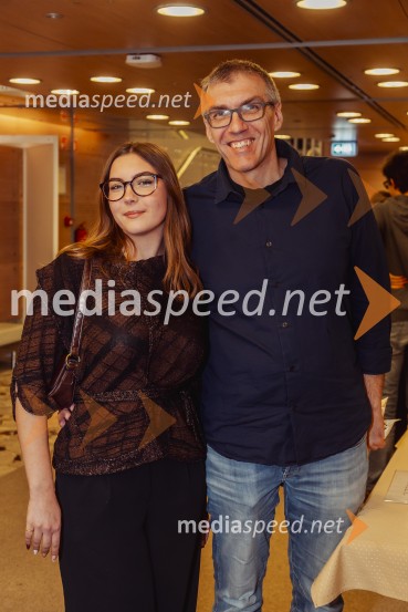 SREČKONSTRIPredstava je res čuden naslov za predstavo