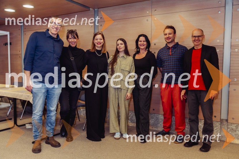 SREČKONSTRIPredstava je res čuden naslov za predstavo