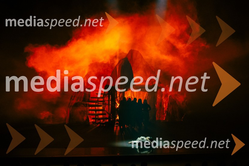 Akram Khan Company, Thikra - noč spominjanja, plesno-gledališko uprizoritev