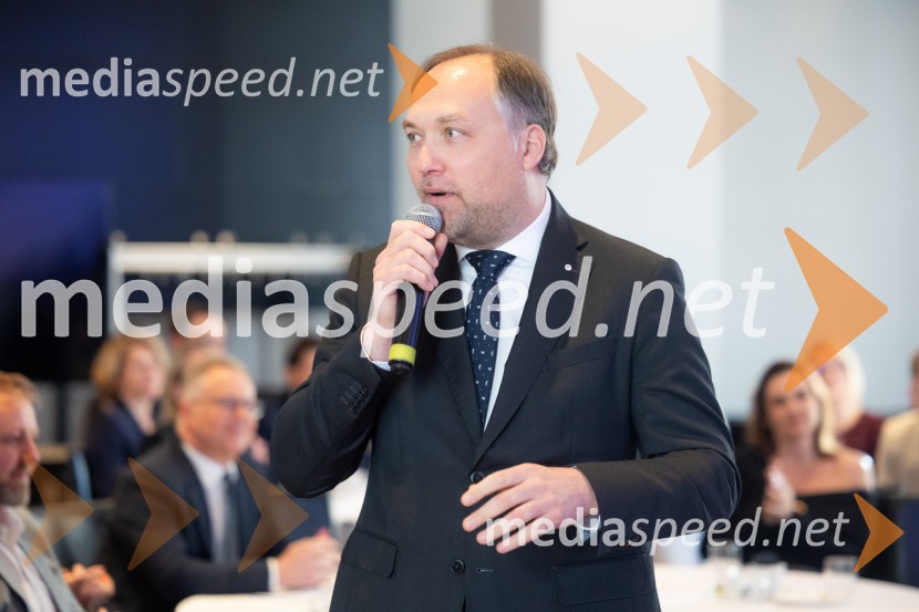 Čaj z razlogom: družinska podjetja med nasledstvom in strateškimi priložnostmi