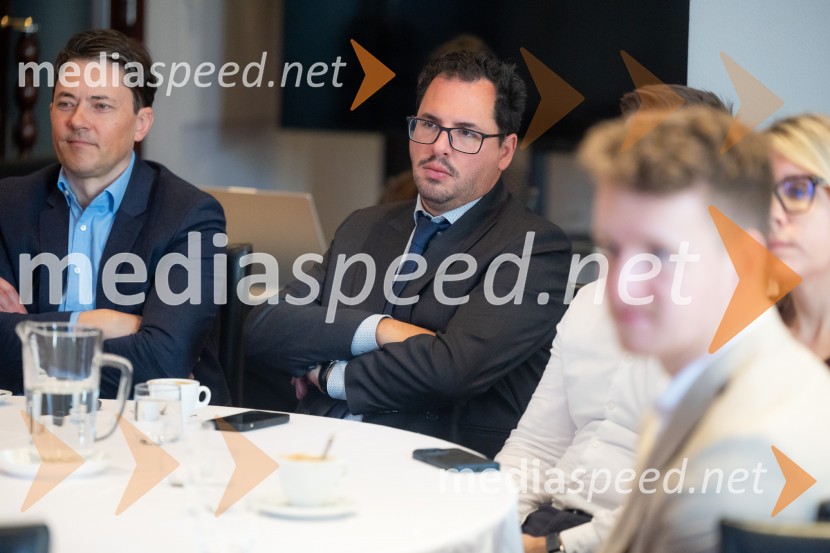 Čaj z razlogom: družinska podjetja med nasledstvom in strateškimi priložnostmi