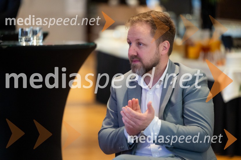 Čaj z razlogom: družinska podjetja med nasledstvom in strateškimi priložnostmi