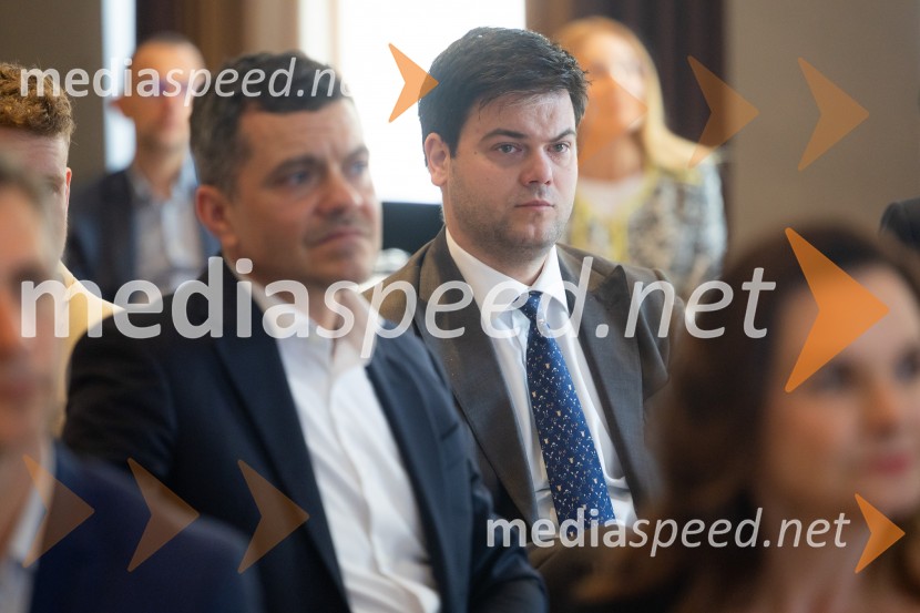 Čaj z razlogom: družinska podjetja med nasledstvom in strateškimi priložnostmi