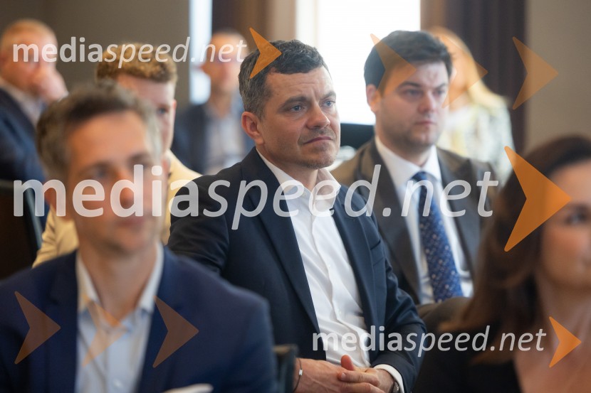 Čaj z razlogom: družinska podjetja med nasledstvom in strateškimi priložnostmi