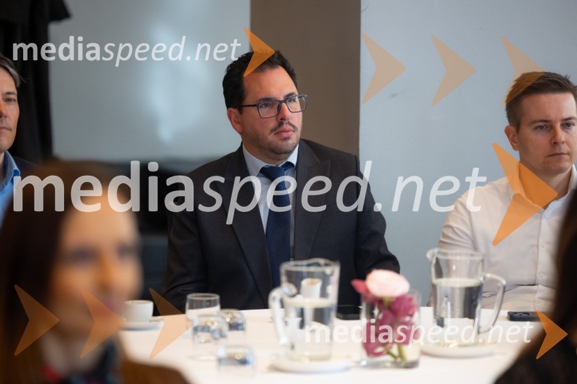 Čaj z razlogom: družinska podjetja med nasledstvom in strateškimi priložnostmi