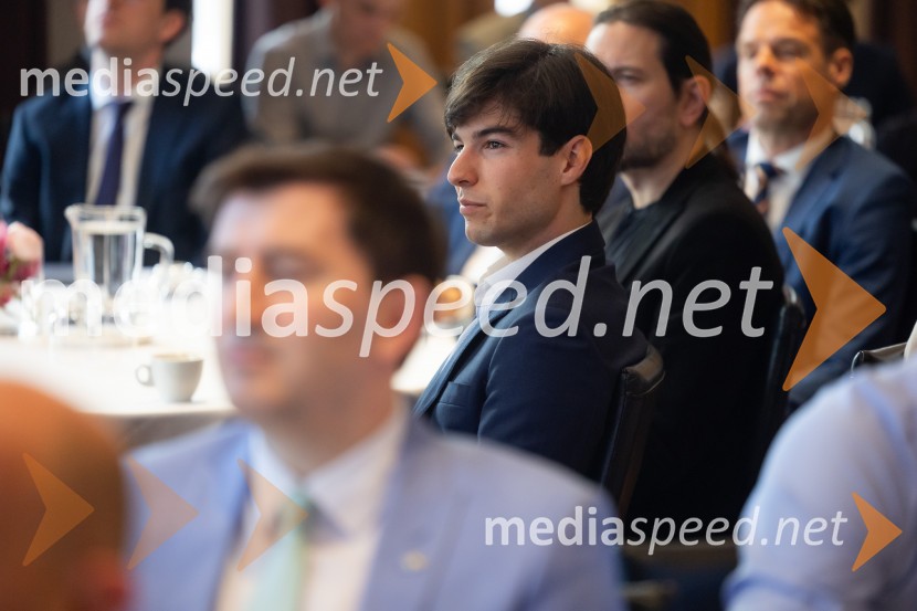 Čaj z razlogom: družinska podjetja med nasledstvom in strateškimi priložnostmi