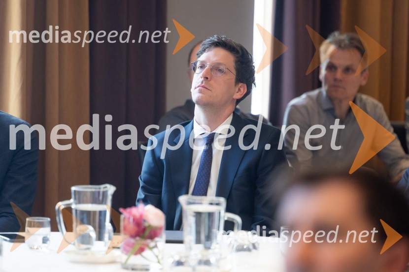 Čaj z razlogom: družinska podjetja med nasledstvom in strateškimi priložnostmi