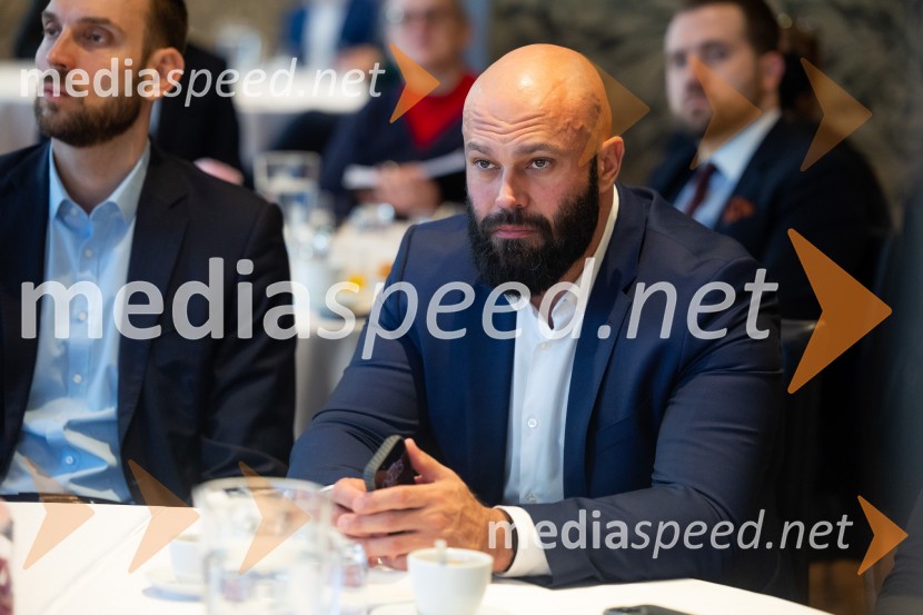 Čaj z razlogom: družinska podjetja med nasledstvom in strateškimi priložnostmi