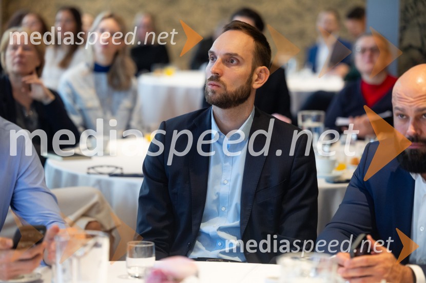 Čaj z razlogom: družinska podjetja med nasledstvom in strateškimi priložnostmi