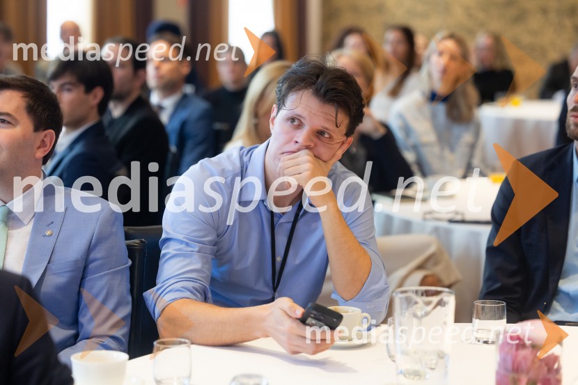 Čaj z razlogom: družinska podjetja med nasledstvom in strateškimi priložnostmi