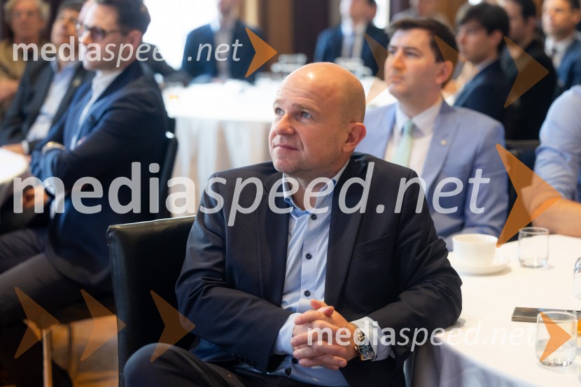 Čaj z razlogom: družinska podjetja med nasledstvom in strateškimi priložnostmi