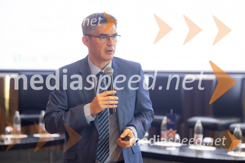 Čaj z razlogom: družinska podjetja med nasledstvom in strateškimi priložnostmi