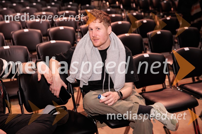 Na žaru z Ladom Bizovičarjem, Modrijani