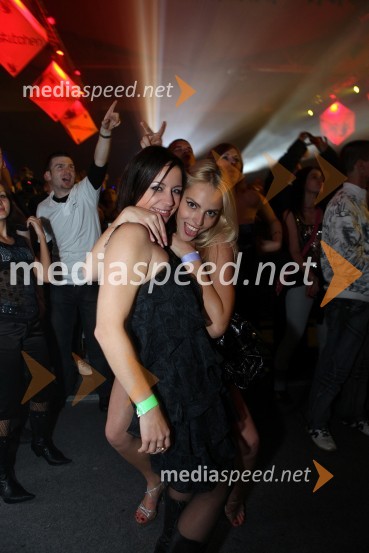 Nina Kohne, manekenka s prijateljicoArmin Van Bureen, koncert