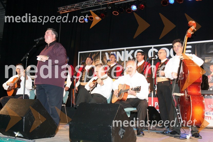 Vinko Coce, pevec in Klapa MaslinaVinko Coce in klapa Maslina, koncert